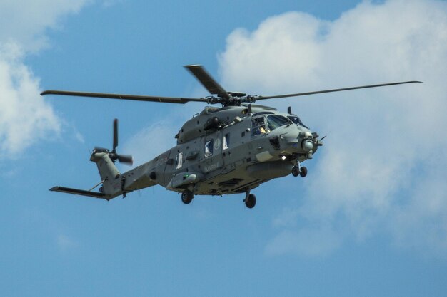 foco veículo aeronave avião céu dia de nuvens militares voando céu azul nenhum humano veículo militar