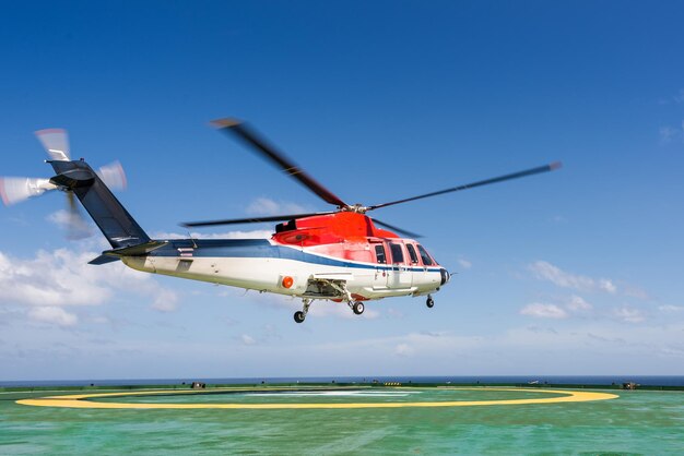 foco veículo aeronave avião céu nuvem dia movimento desfocado ao ar livre nenhum humano hélice céu azul militar