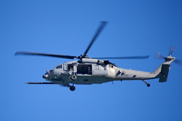 Foto foco veículo aeronave avião hélice céu nenhum humano céu azul militar voando movimento desfocado