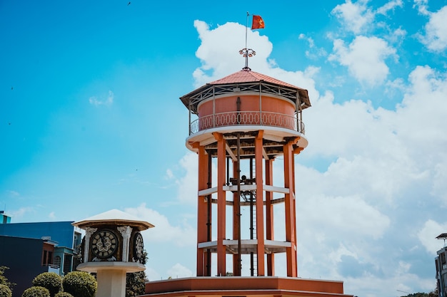 Focus Casa redonda con cielo azul claro y nublado este es un lugar histórico en la ciudad de Ba Ria