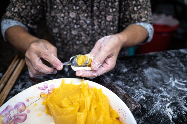 Focus mujer mano amasando masa para rosquilla hueca vietnamita Están hechos de agua de harina de arroz