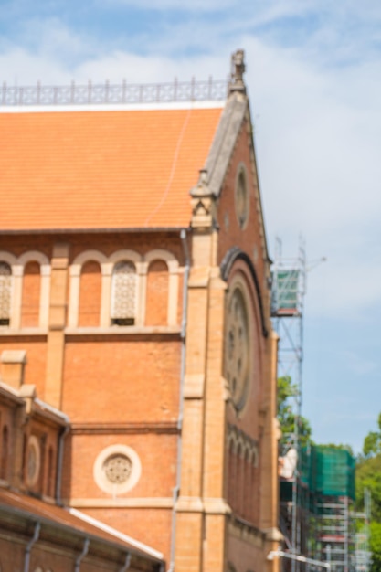 Focus Saigon NotreDame Catedral Basílica Basílica de Nuestra Señora de la Inmaculada Concepción en Ciudad Ho Chi Minh Saigon Vietnam en renovación con fondo de cielo azul