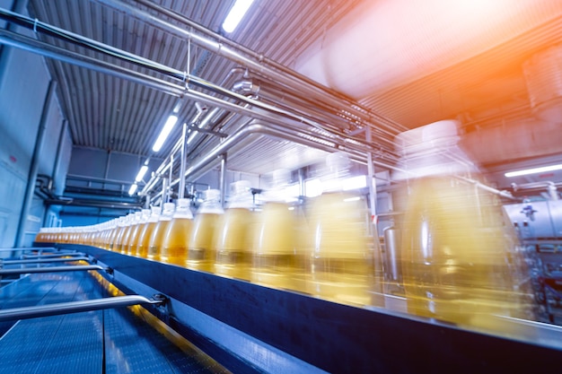 Förderband mit Flaschen für Saft oder Wasser in einer modernen Getränkefabrik