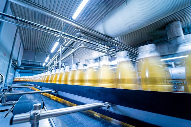 Förderband mit Flaschen für Saft oder Wasser in einer modernen Getränkefabrik