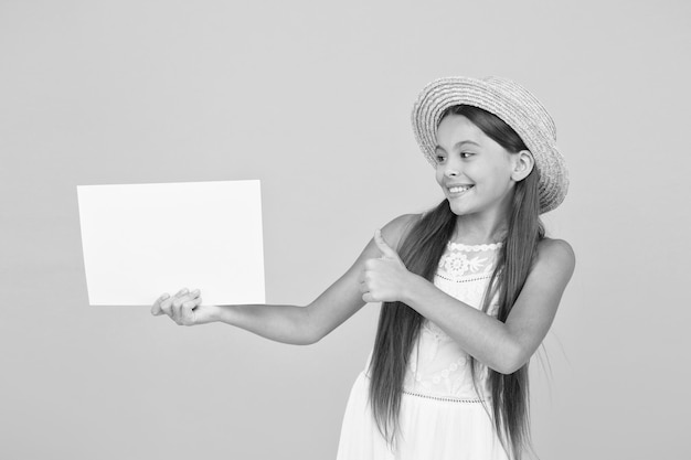 Förderung von Dienstleistungen oder Waren Teen Girl Sommermode Kleine Schönheit im Strohhut Sommercamp für Kinder Reisekonzept Sommerurlaubsoutfit Werbekopierraum Internationales Sommercamp