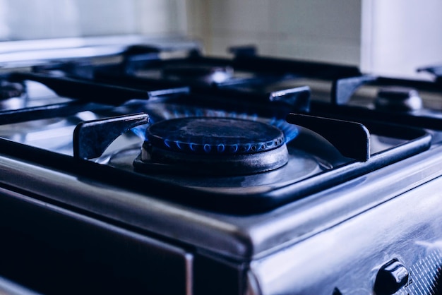 Foto fogão a gás de cozinha cozinhar com chamas azuis queimando