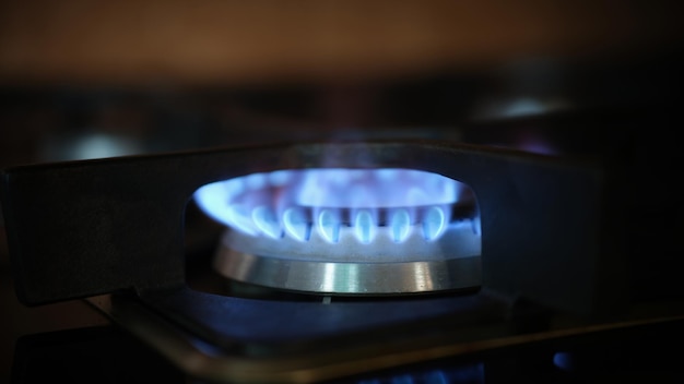 Fogão a gás de cozinha e fogão elétrico queimando fogo no fogão a gás e perigo de gás de cozinha