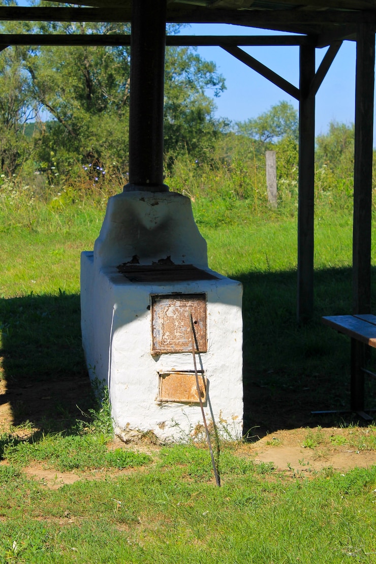 Foto fogão antigo no quintal na ucrânia