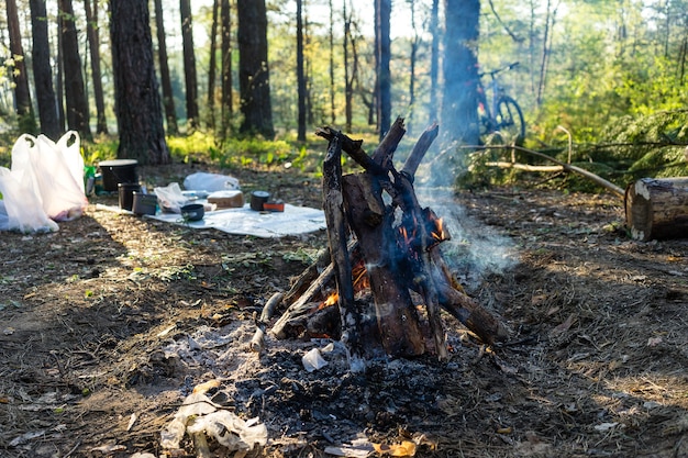 Fogata en el fondo del campamento.