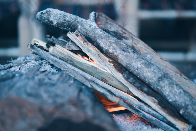 Fogo acender com varas de madeira