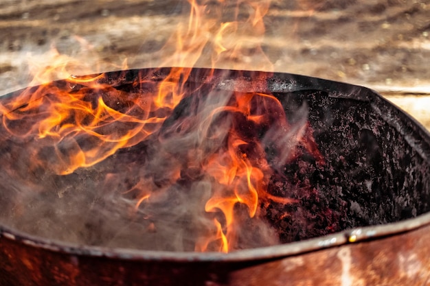 Fogo ardente em um barril fechado Chama brilhante Aquecimento de chama aberta Problemas com aquecimento e gás