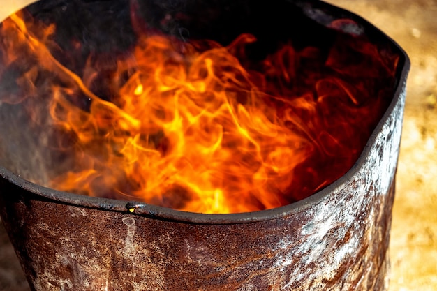 Fogo ardente em um barril fechado Chama brilhante Aquecimento de chama aberta Problemas com aquecimento e gás