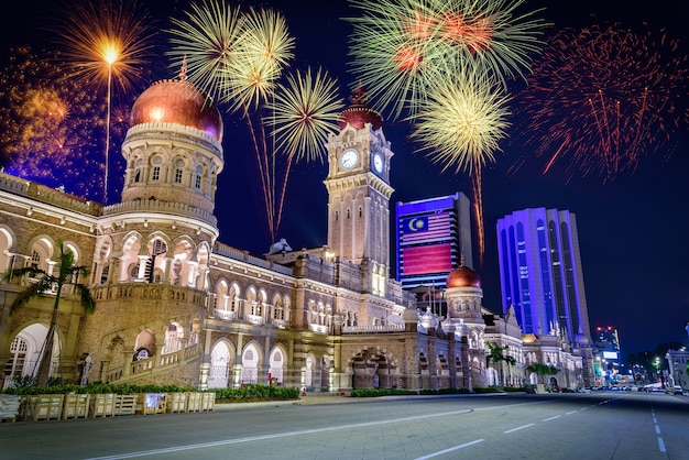 Fogo artifício, sobre, merdeka, quadrado, em, centro cidade, kuala lumpur, à noite, em, malásia