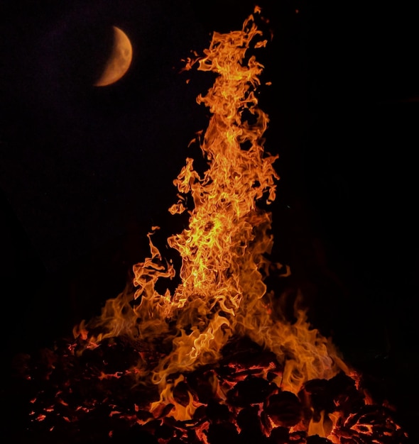 Foto fogo contra o céu claro à noite