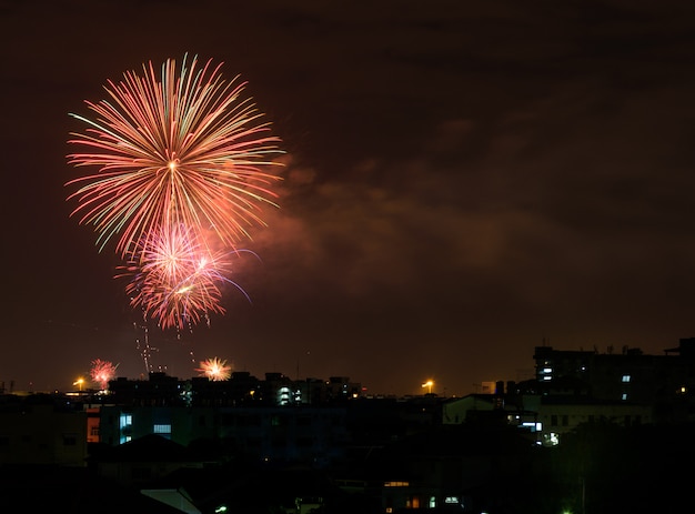 Fogo de artifício colorido no céu para celebração