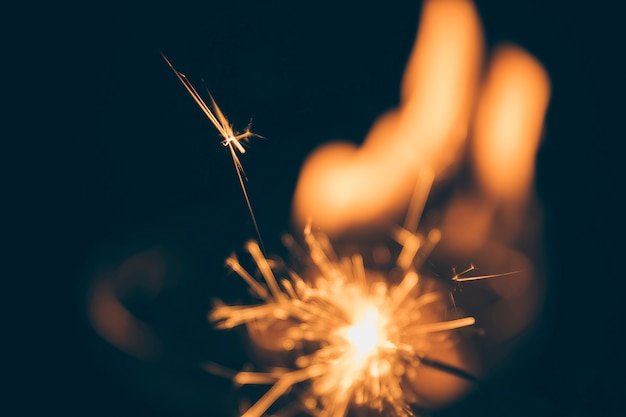 Foto fogo de artifício iluminado no fundo escuro embaçado