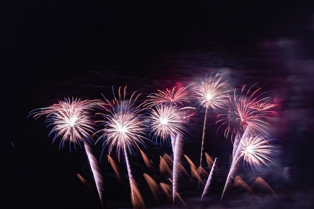 Foto fogo de artifício no céu para o fundo.