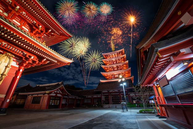 Fogo de artifício sobre o templo Sensoji à noite em Asakusa