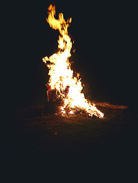 Foto fogo de fogueira à noite