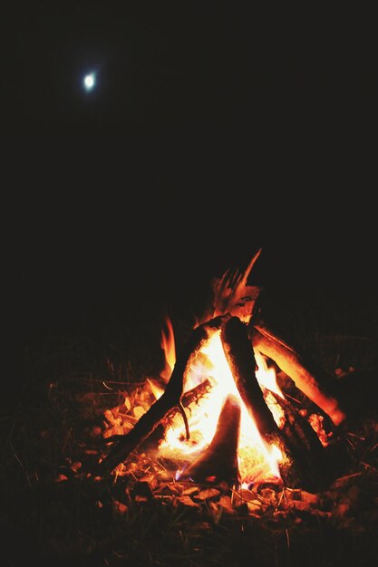 Foto fogo de fogueira à noite