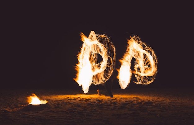 Foto fogo de fogueira na praia à noite