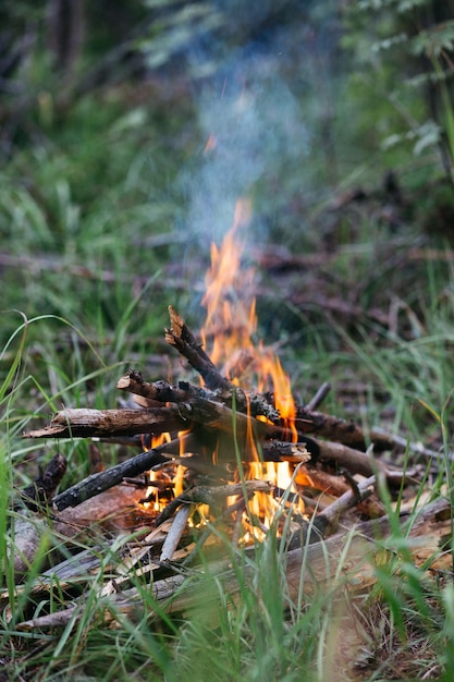 Foto fogo de fogueira no campo