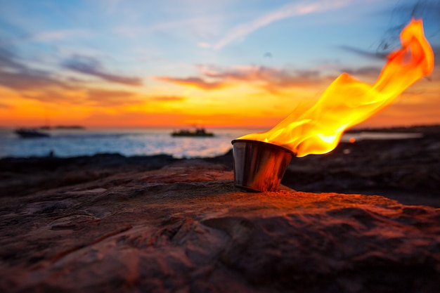 Fogo de ibiza ao pôr do sol em sant antonio de portmany