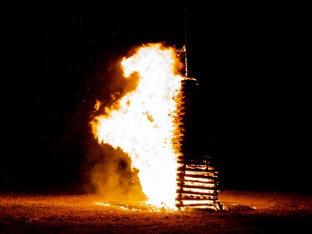 Foto fogo iluminado no campo à noite