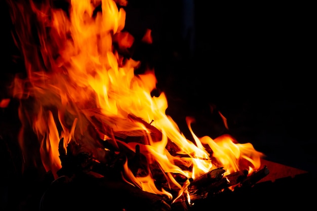 Fogo na grelha à noite, closeup, chama de fogo