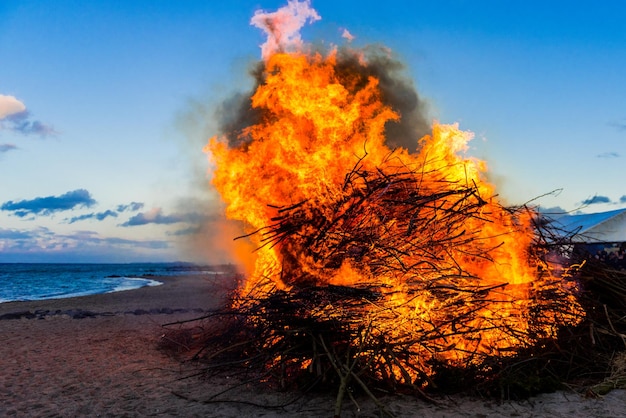 Foto fogo na praia contra o céu