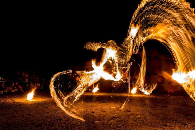 Foto fogo no campo à noite