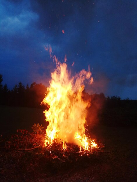 Fogo no campo contra o céu à noite