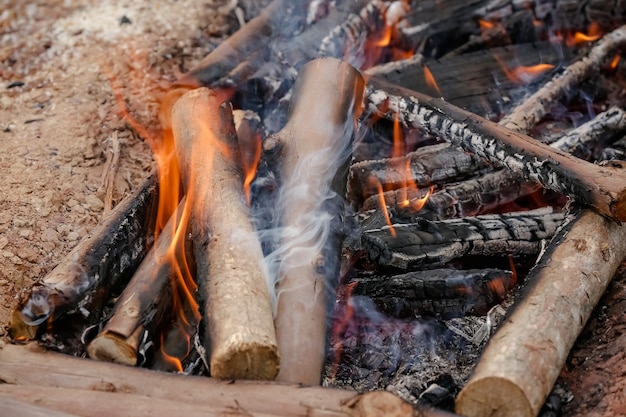 Fogo no chão para lindas carnes gaúchas com brasas em brasa