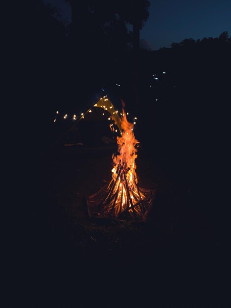 Foto fogo no escuro