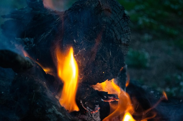 Fogo noturno chamas brasas fogueira