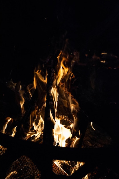 Fogo noturno chamas brasas fogueira