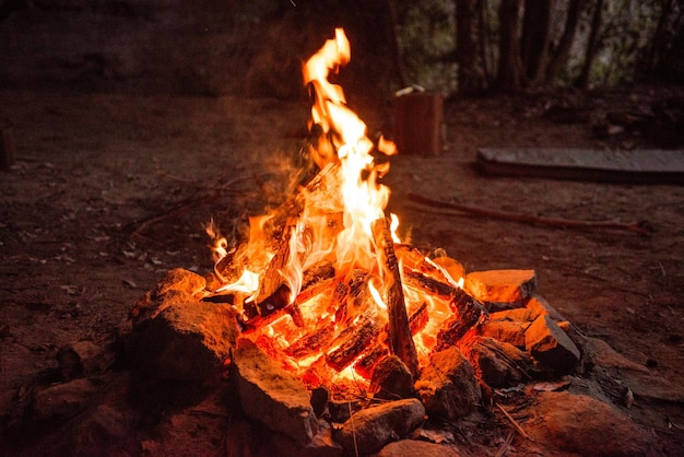 Fogo queimando à noite