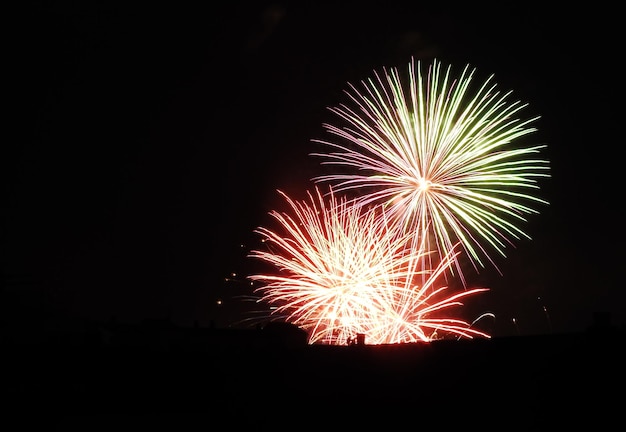 Foto fogos artificiais na cidade