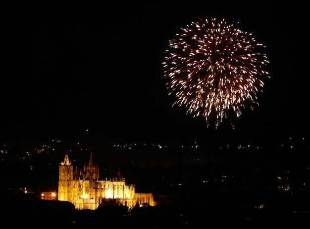 Foto fogos artificiais sobre o céu da catedral de leon