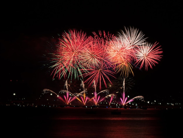 Fogos de artifício à beira mar abertura da festa da cidade agosto Málaga Fair