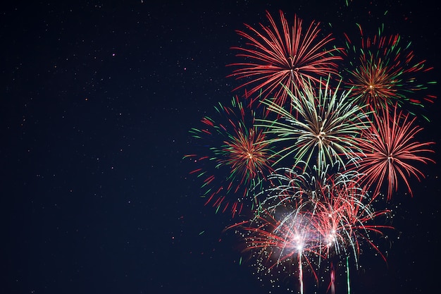 Fogos de artifício amarelos verdes vermelhos cintilantes