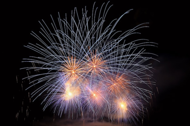 Fogos de artifício bonitos e coloridos na superfície da água com um fundo preto limpo. festival de diversão e concurso internacional de bombeiros de todo o mundo ignis brunensis 2017. represa de brno - república tcheca.