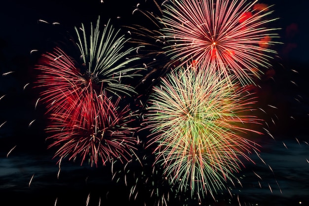 Fogos de artifício coloridos brilhantes em um fundo preto Conceito de celebração e feriados