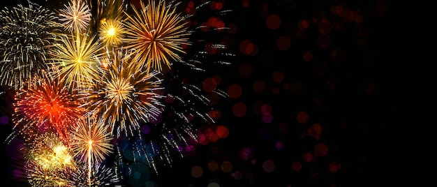 Fogos de artifício coloridos com bokeh de fundo. Celebração do ano novo, fundo abstrato do feriado