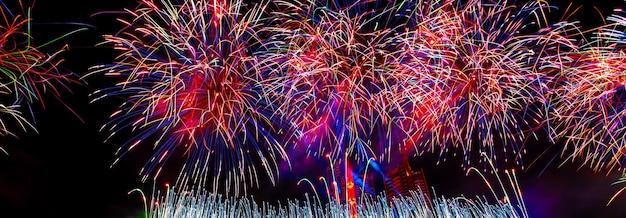 Fogos de artifício coloridos comemoram o ano novo no rio Chao Phraya em Bangkok Tailândia