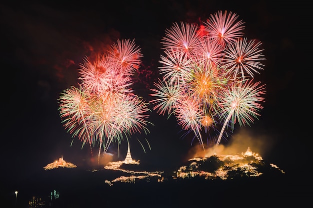 Fogos de artifício coloridos em uma festividade