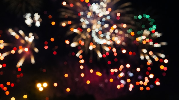 Fogos de artifício coloridos festivos em um céu noturno