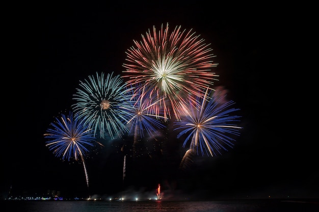 Fogos de artifício coloridos lindos festivos exibir na praia do mar