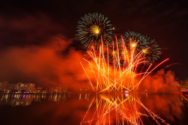 Fogos de artifício coloridos na noite de celebração.