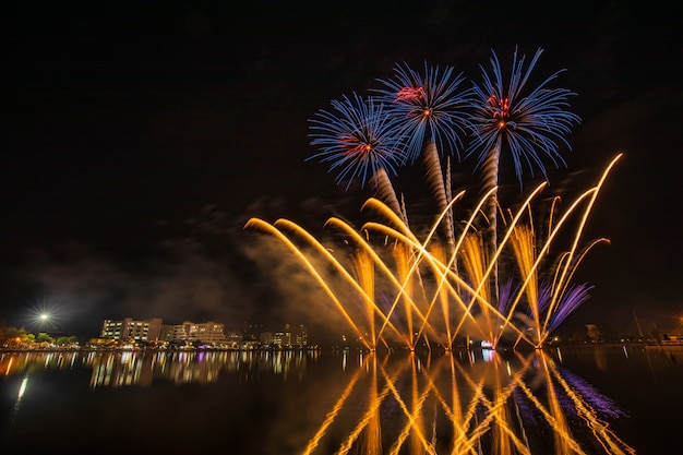 Fogos de artifício coloridos na noite de celebração.